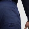 Pantaloni lunghi multitasche con bottone metallico personalizzato - dettaglio 1