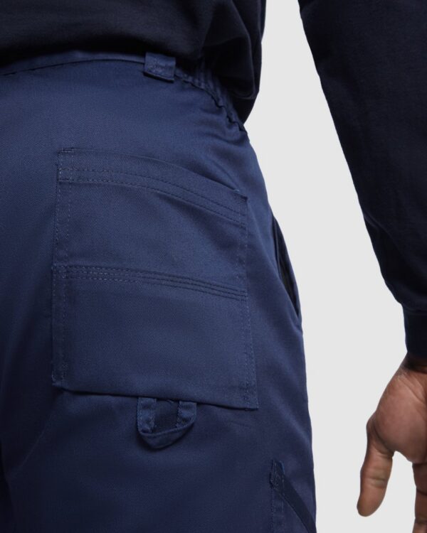 Pantaloni lunghi multitasche con bottone metallico personalizzato - dettaglio 1