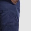Pantaloni lunghi multitasche con bottone metallico personalizzato - dettaglio 2