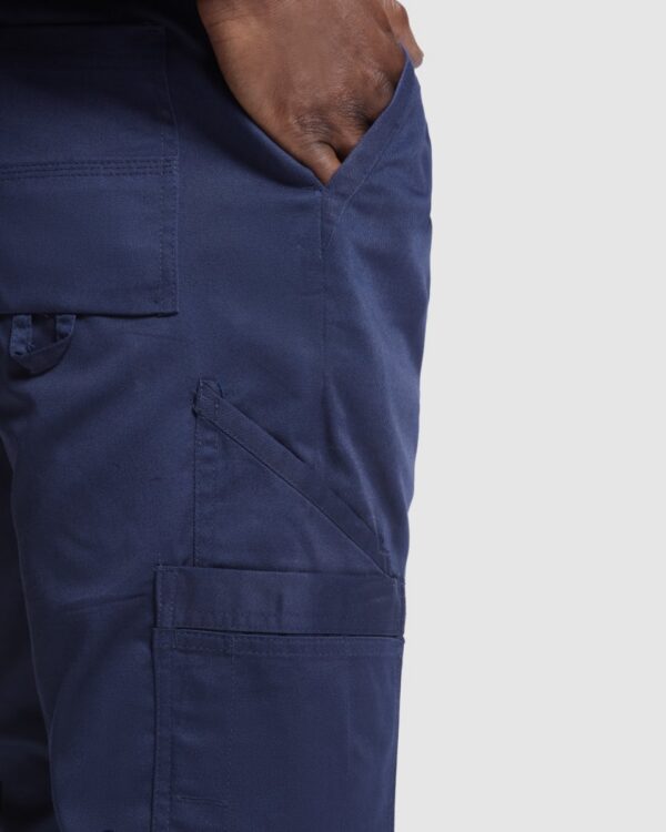 Pantaloni lunghi multitasche con bottone metallico personalizzato - dettaglio 2
