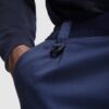 Pantaloni lunghi multitasche con bottone metallico personalizzato - dettaglio 3