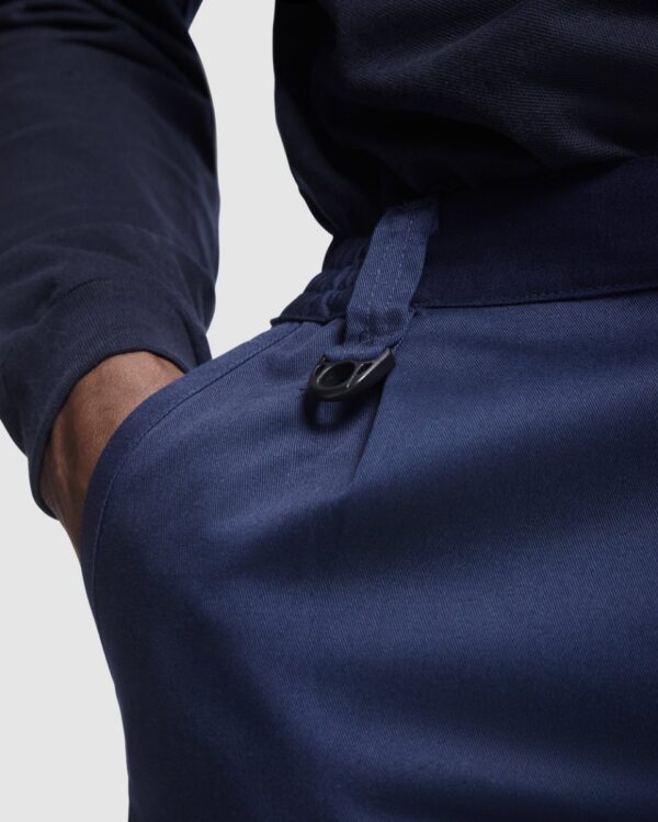 Pantaloni lunghi multitasche con bottone metallico personalizzato - dettaglio 3