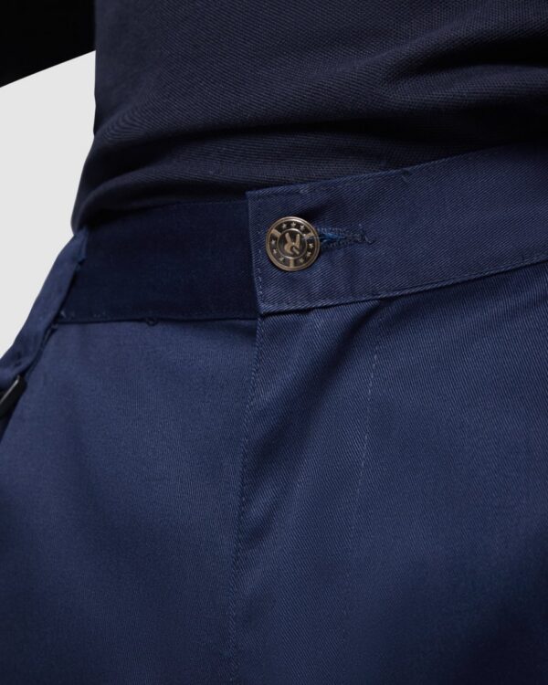 Pantaloni lunghi multitasche con bottone metallico personalizzato - dettaglio 4