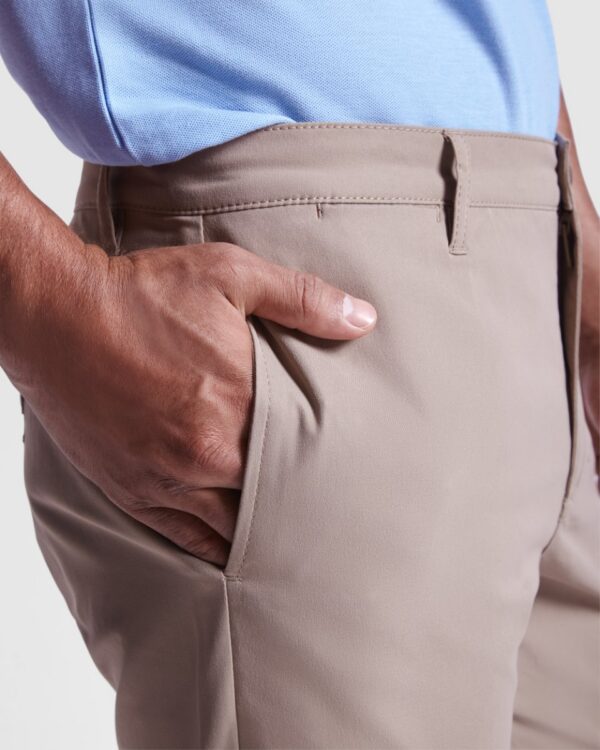 Pantalone a taglio chino - dettaglio 1