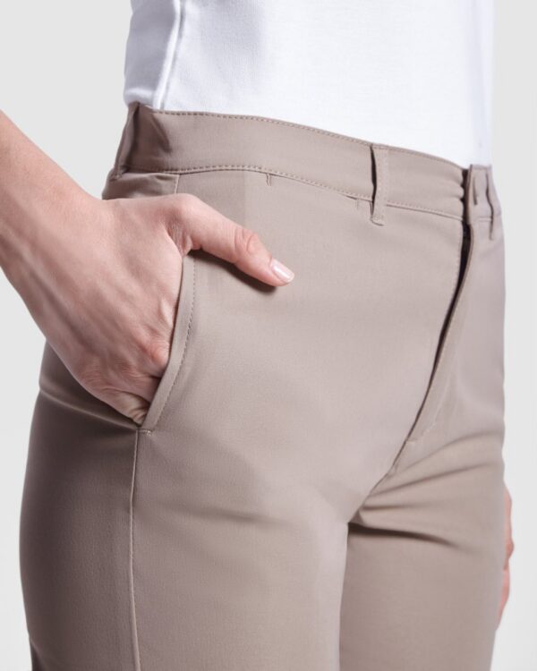 Pantalone da donna a taglio chino - dettaglio 1